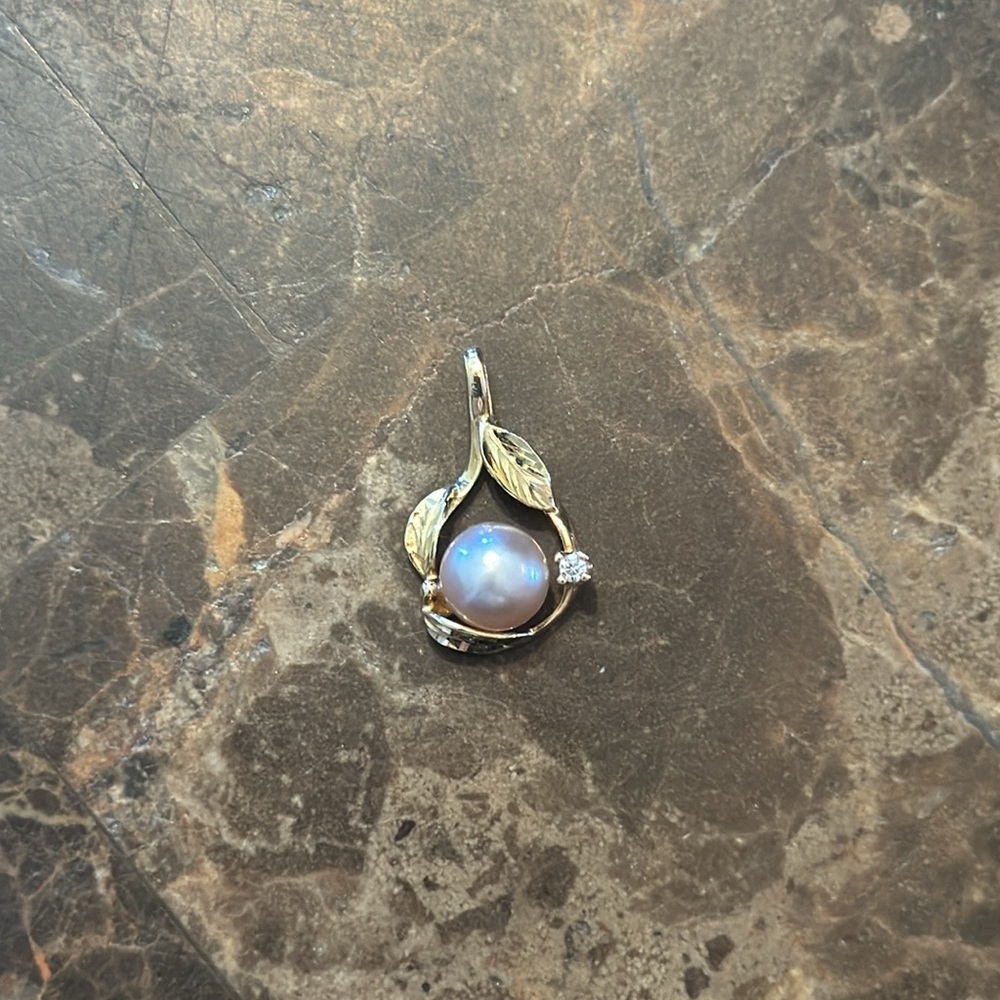 10k Gold Diamond/Pearl Pendant❤️❤️ Never Worn.